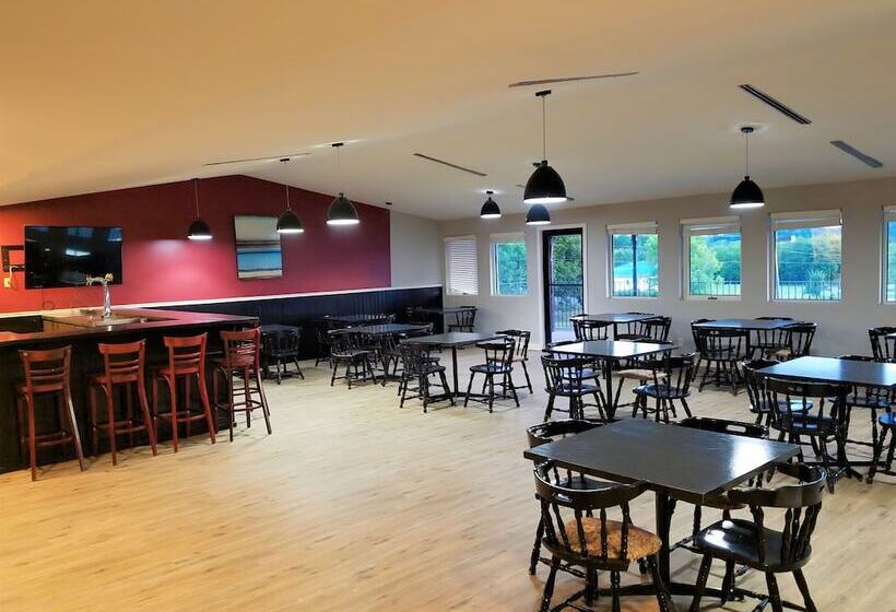 בית מלון כפרי Florenceville Inn, Restaurant & Pool