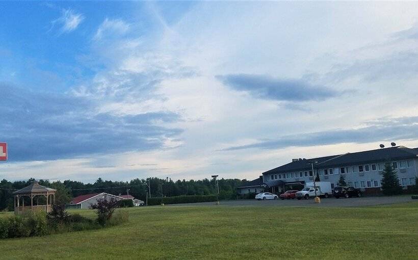 בית מלון כפרי Florenceville Inn, Restaurant & Pool