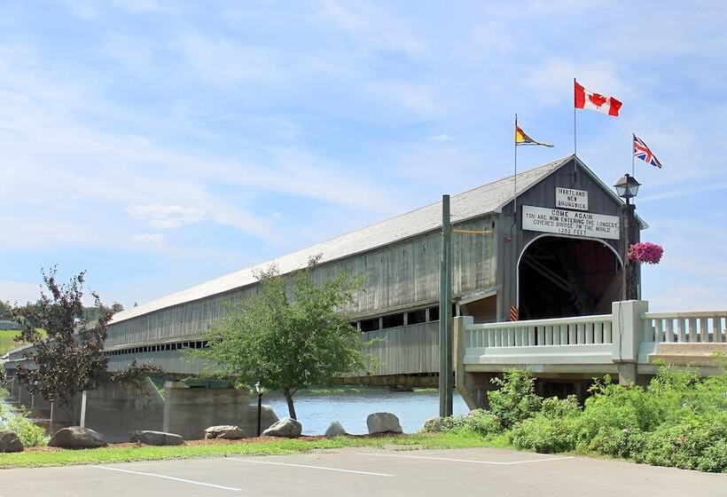 בית מלון כפרי Florenceville Inn, Restaurant & Pool