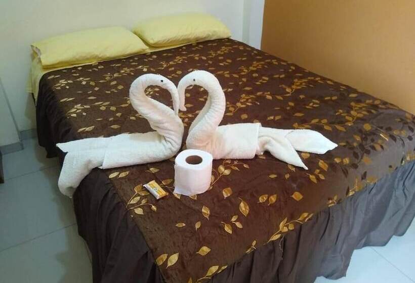 هتل Hostal Macacona