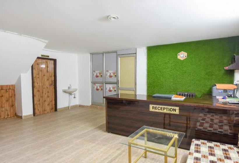 ホテル Oyo 76334 Eight Cubes