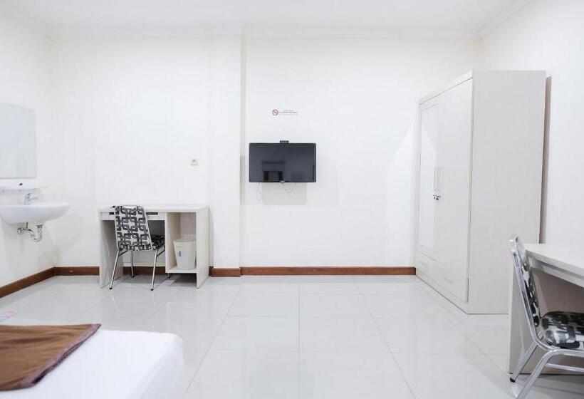 酒店 Wisma Delapan Mitra Reddoorz