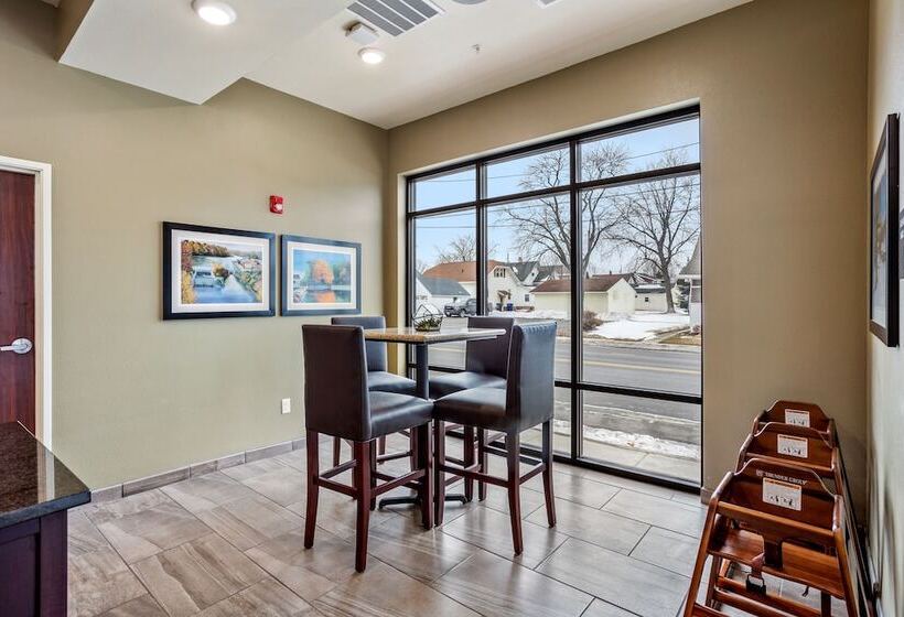 Cobblestone Hotel & Suites   Little Chute