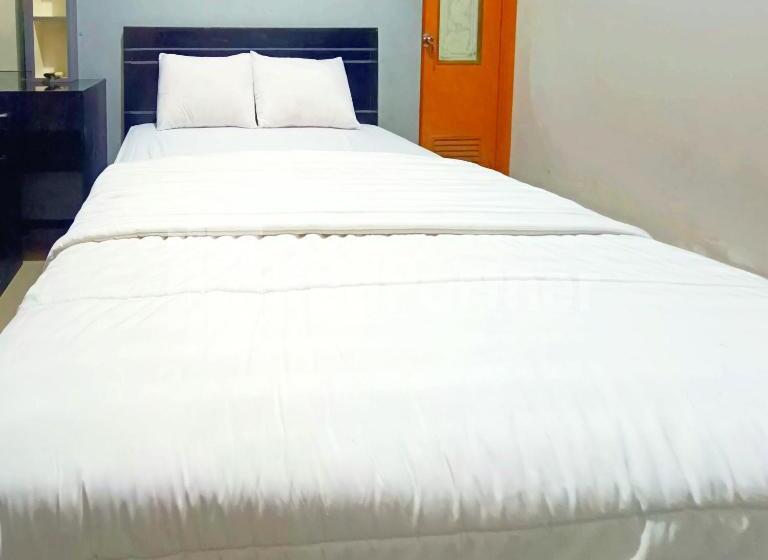 Отель D Waru Homestay Syariah Near Jl Slamet Riyadi Mitra Reddoorz