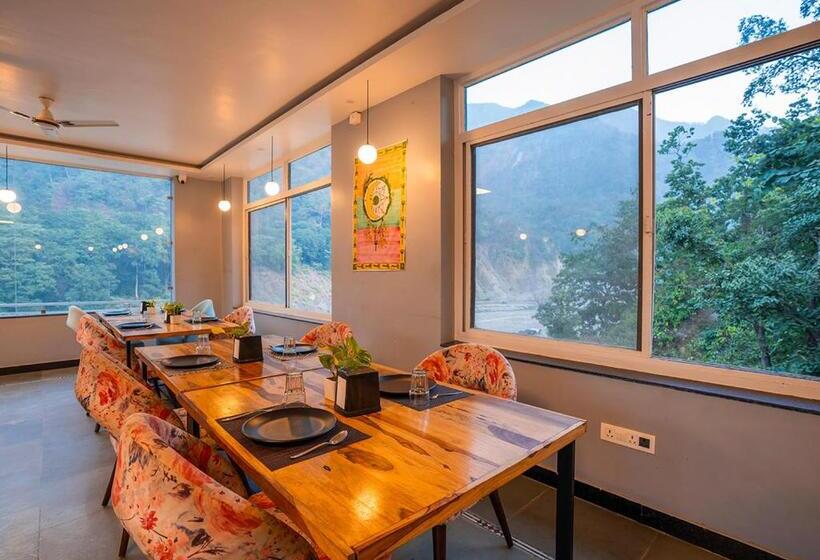 בית מלון כפרי Moustache Rishikesh Riverside Resort