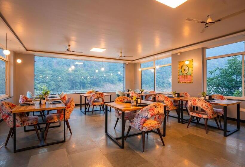 בית מלון כפרי Moustache Rishikesh Riverside Resort