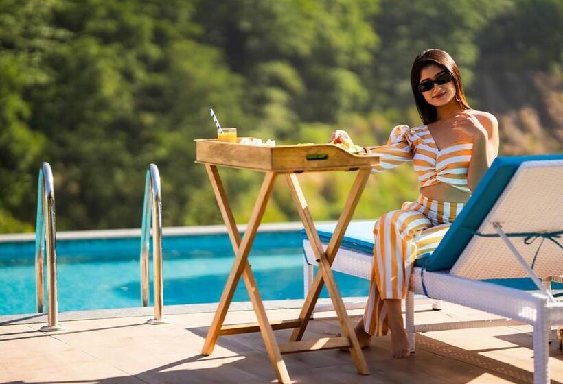 בית מלון כפרי Moustache Rishikesh Riverside Resort