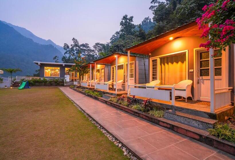 בית מלון כפרי Moustache Rishikesh Riverside Resort