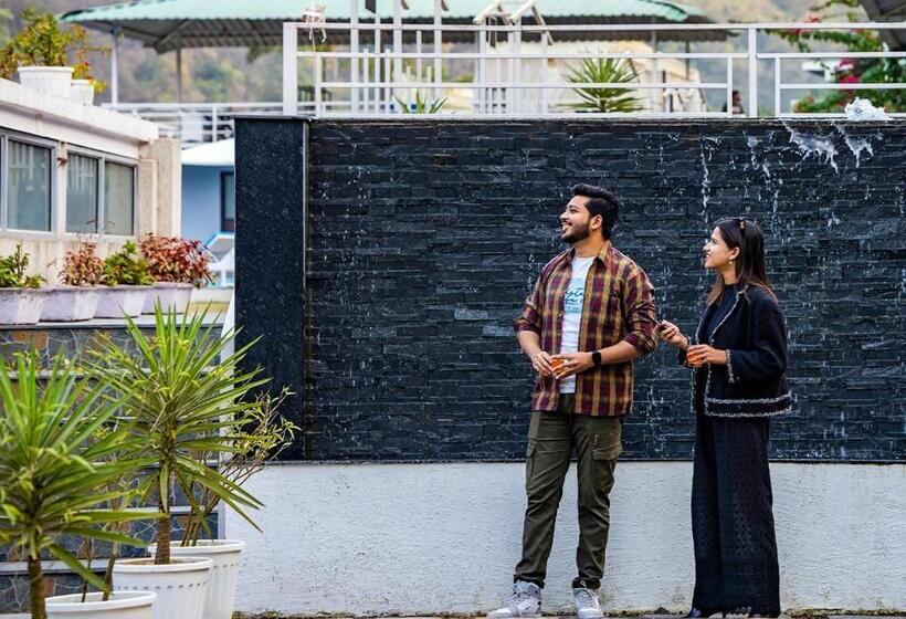 בית מלון כפרי Moustache Rishikesh Riverside Resort