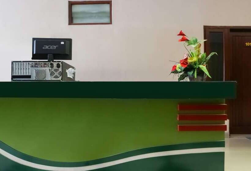 Отель D Waru Homestay Syariah Near Jl Slamet Riyadi Mitra Reddoorz