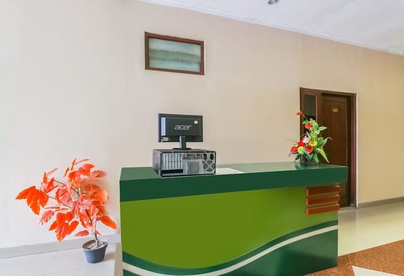 Отель D Waru Homestay Syariah Near Jl Slamet Riyadi Mitra Reddoorz