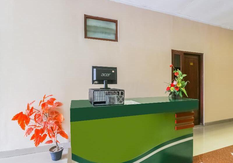 Отель D Waru Homestay Syariah Near Jl Slamet Riyadi Mitra Reddoorz