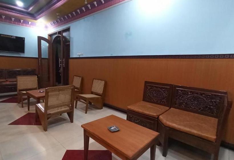 בית מלון כפרי Spot On 90184 Derisfa Homestay Syariah