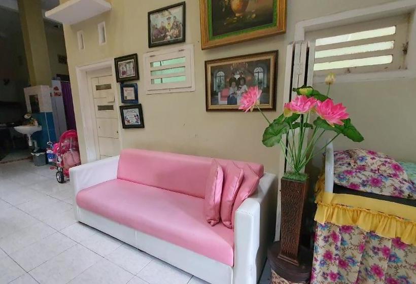 בית מלון כפרי Spot On 90184 Derisfa Homestay Syariah