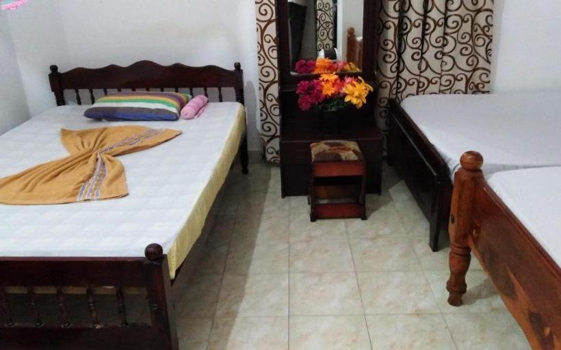 فندق Tharuka Rest Inn