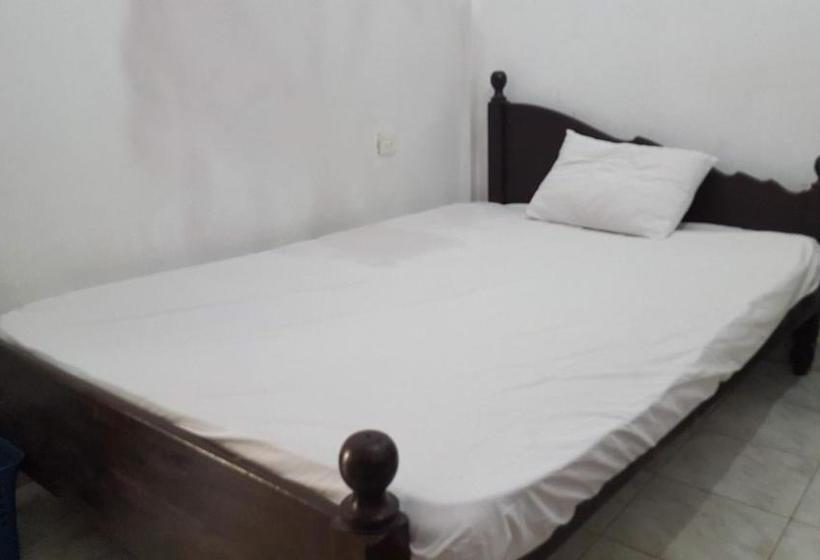 فندق Tharuka Rest Inn