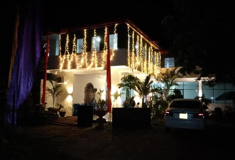 فندق Tharuka Rest Inn