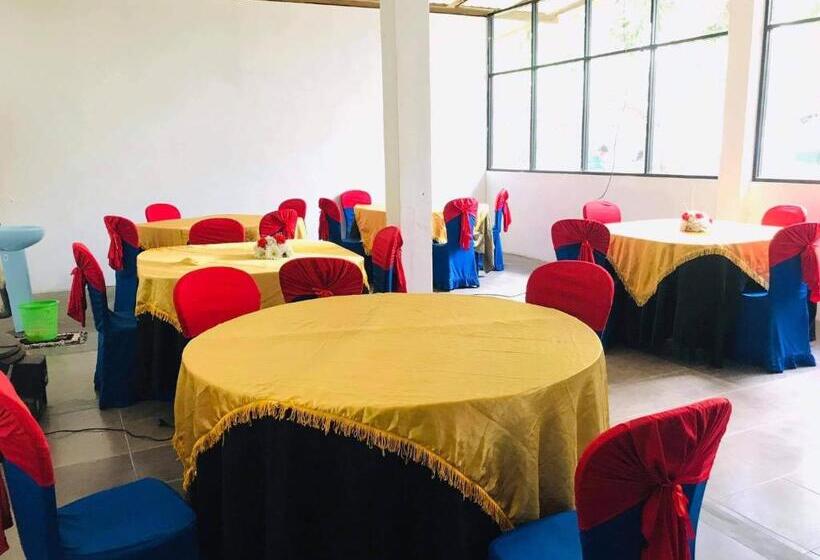 فندق Tharuka Rest Inn