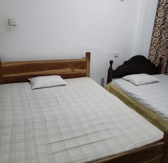 فندق Tharuka Rest Inn