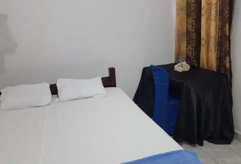 فندق Tharuka Rest Inn