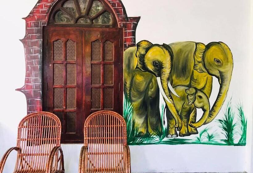 فندق Tharuka Rest Inn