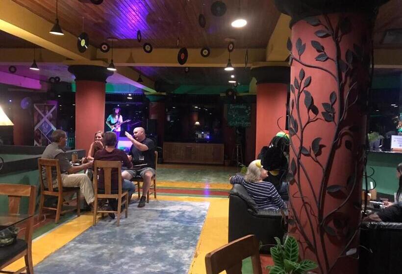 فندق Lake Arenal Brewery &