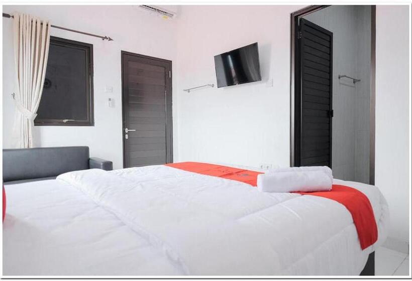 Отель Reddoorz Near Kota Tua 2