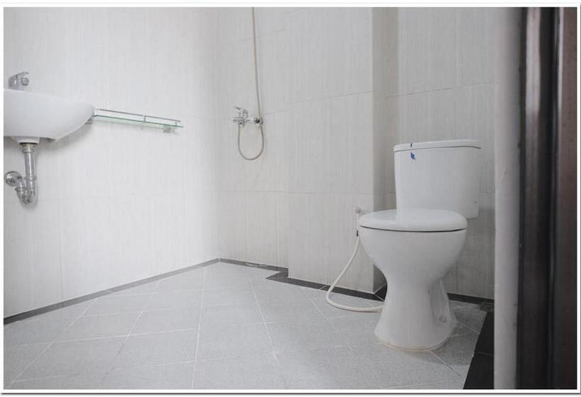 Отель Reddoorz Near Kota Tua 2