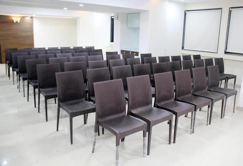 ホテル Saiprasad Executive Solapur