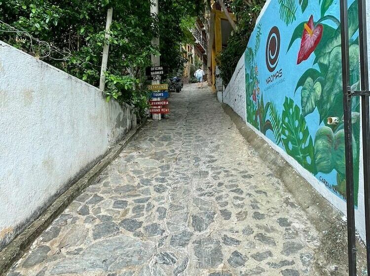 ペンション Tamarindo Beach Hostel