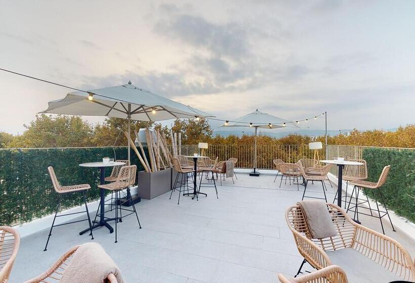 هتل Nivia Born Boutique