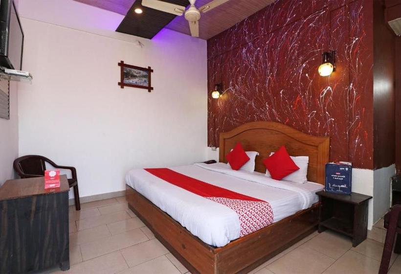 בית מלון כפרי Oyo Vad180  Pashupati Regency