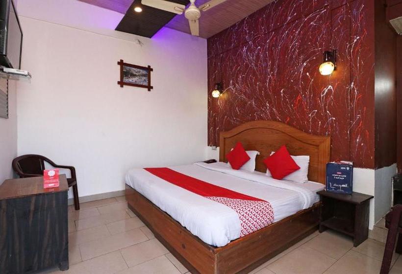 בית מלון כפרי Oyo Vad180  Pashupati Regency