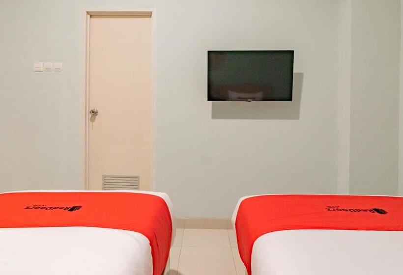 Отель Reddoorz Plus @ Bagusrangin Street