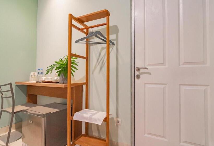 Отель Reddoorz Plus @ Bagusrangin Street