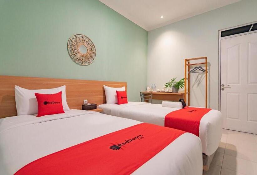 Отель Reddoorz Plus @ Bagusrangin Street