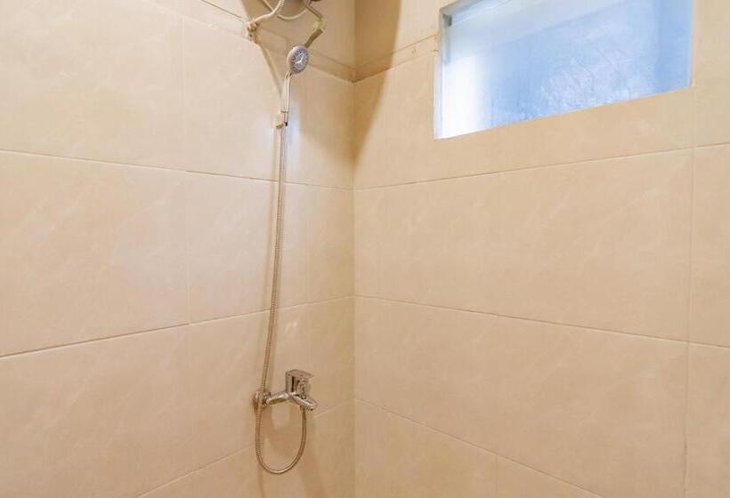 Отель Reddoorz Plus @ Bagusrangin Street