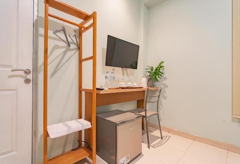 Отель Reddoorz Plus @ Bagusrangin Street