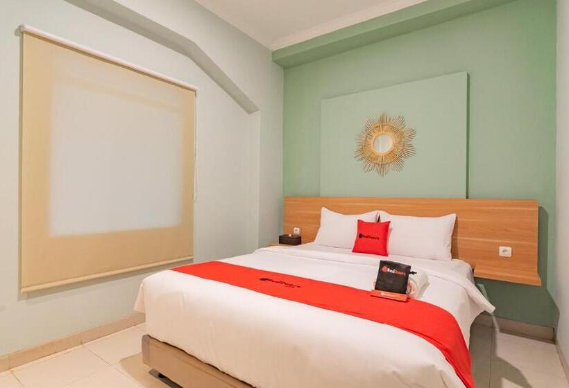 Отель Reddoorz Plus @ Bagusrangin Street