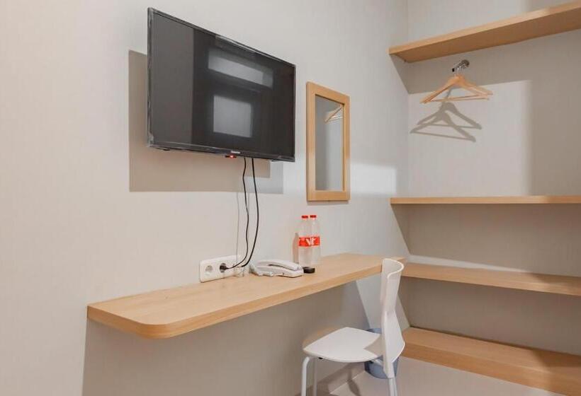 Отель Reddoorz Plus @ Karapitan Street