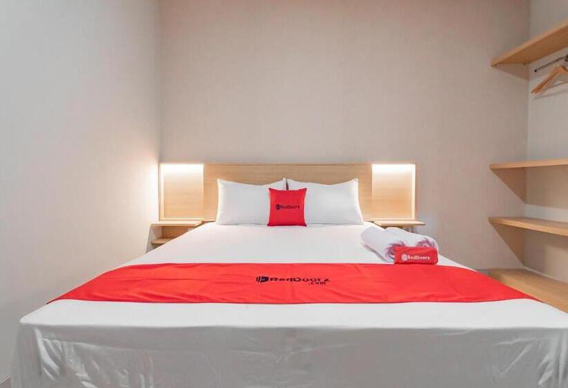 Отель Reddoorz Plus @ Karapitan Street