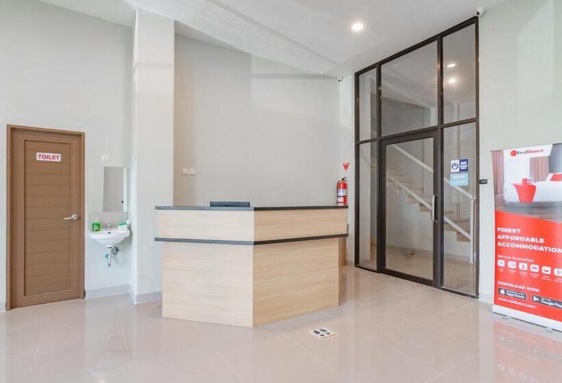 Отель Reddoorz Plus @ Karapitan Street