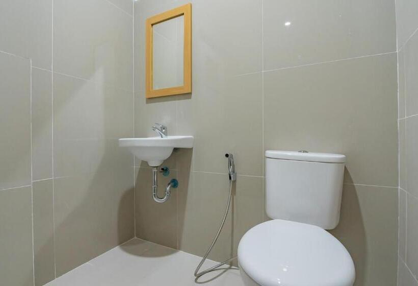 Отель Reddoorz Plus @ Karapitan Street