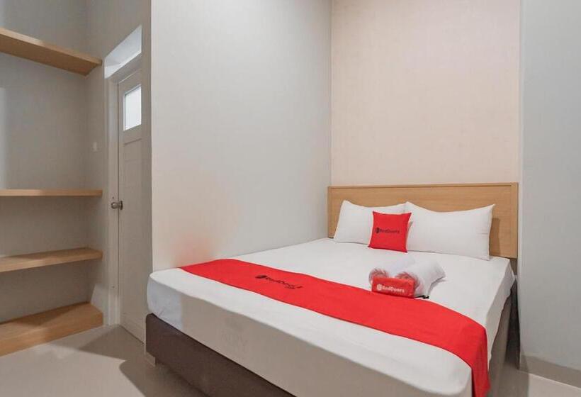 Отель Reddoorz Plus @ Karapitan Street