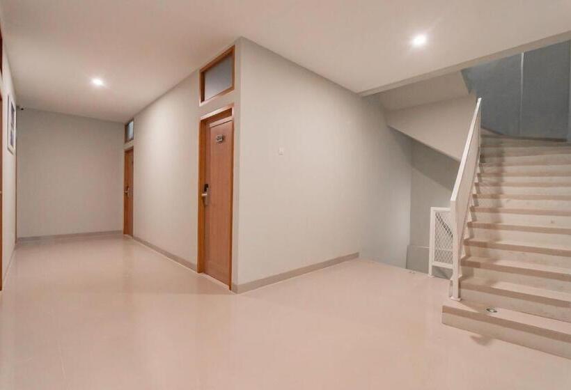 Отель Reddoorz Plus @ Karapitan Street