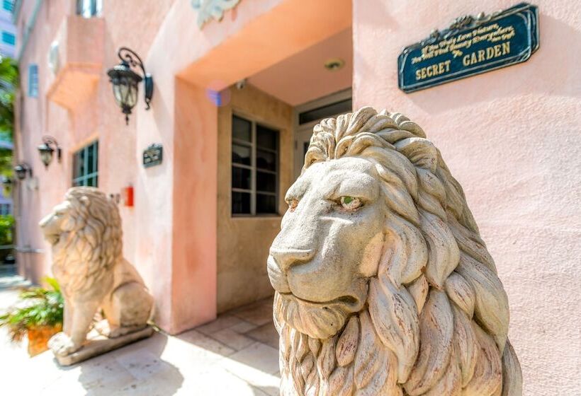 Отель Secret Garden Miami Beach