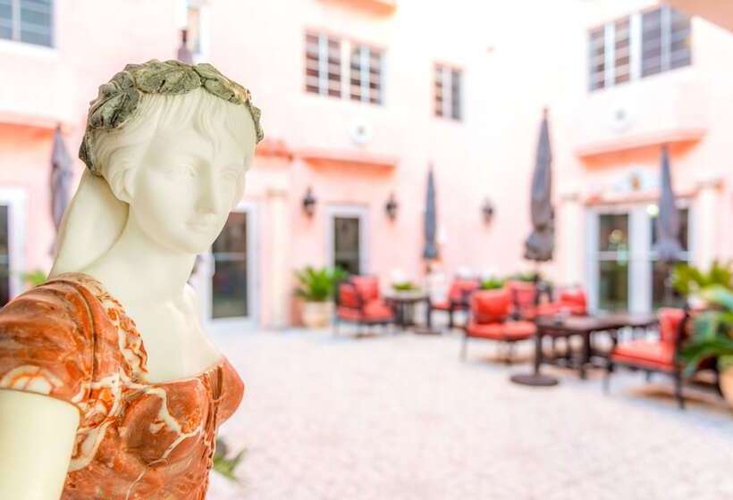 Отель Secret Garden Miami Beach