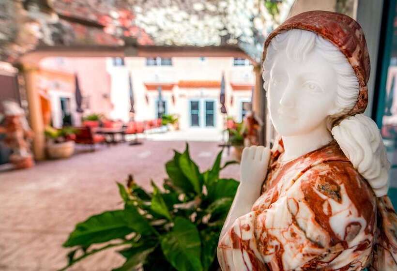 Отель Secret Garden Miami Beach