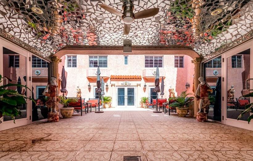 Отель Secret Garden Miami Beach