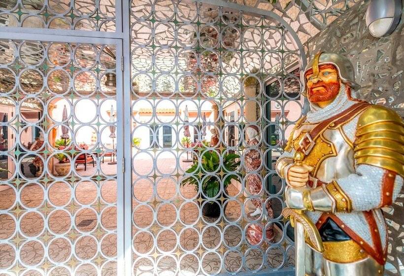 Отель Secret Garden Miami Beach